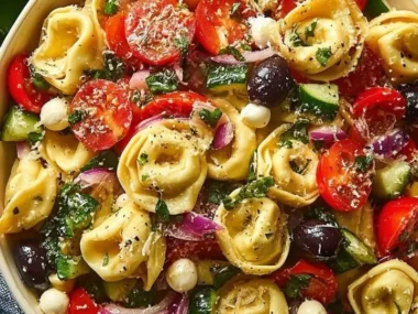 Colorful tortellini salad with fresh vegetables and dressing