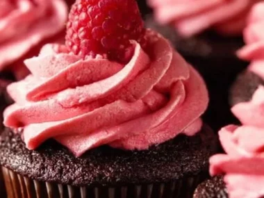 Delicious Chocolate Raspberry Cupcakes with chocolate frosting and fresh raspberries