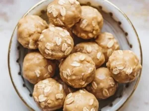 No-bake energy bites recipe for dogs made with wholesome ingredients