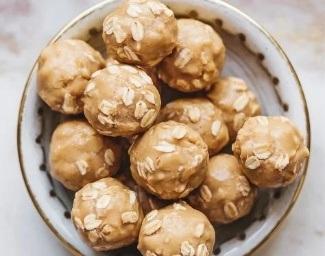 No-bake energy bites recipe for dogs made with wholesome ingredients