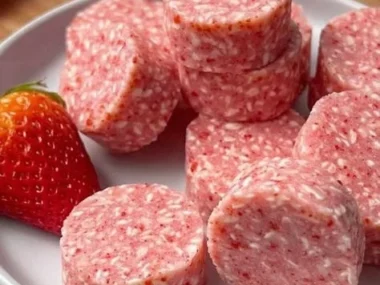 Healthy Strawberry Oat Nibbles snack packed with flavor and nutrition.