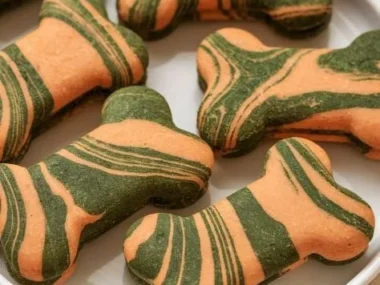Homemade spinach and carrot dog treats for healthy canine snacks